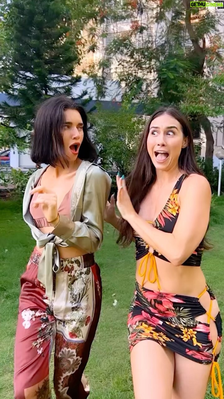 Lauren Gottlieb Instagram - Holly Gone Bolly ๐ฎ๐ณ๐๐ป Best friends meeting after 4 years!!!! ๐ฏโโ๏ธ๐ ๐ฅ @mainiamita ๐ #reels #reelsinstagram #reelitfeelit #explore #swayxeolechudiyan #sway #k3g #viral #trend #trending #video #challenge #english #hindi #scarlettwilson #laurengottlieb