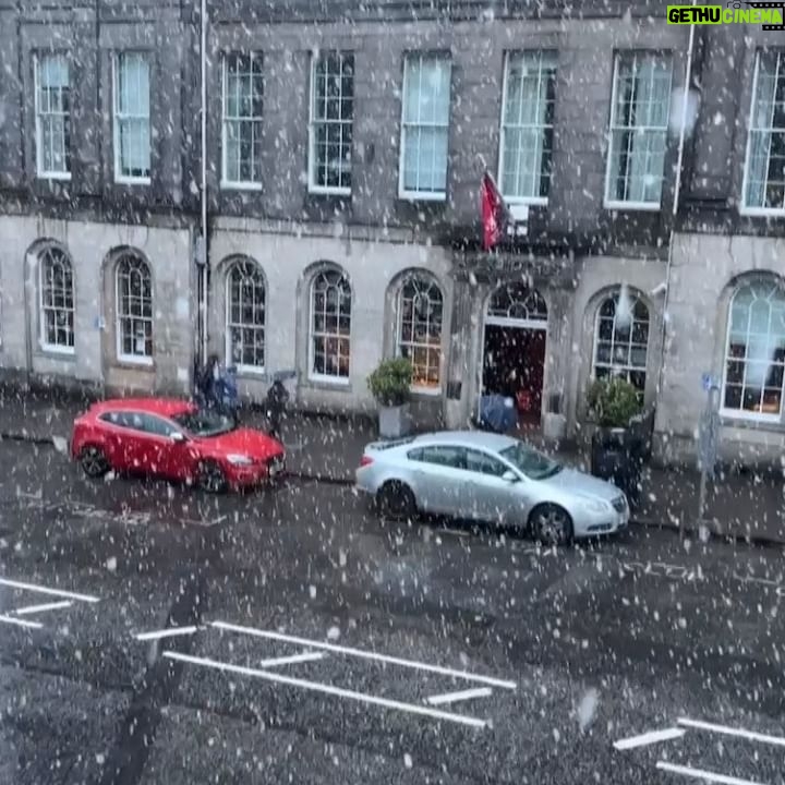 Lauren Gottlieb Instagram - Christmas in Edinburgh πβ₯οΈπ
π» Surrounded by so much love!!! Merry Christmas to you all π β₯οΈ @newinflux @canigoulodge @sushi_and_haggis #christmas #2022 #edinburgh #scotland #snowy #merrychristmas