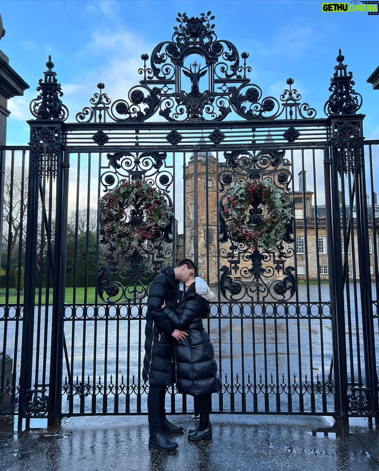 Lauren Gottlieb Instagram - Christmas in Edinburgh πβ₯οΈπ
π» Surrounded by so much love!!! Merry Christmas to you all π β₯οΈ @newinflux @canigoulodge @sushi_and_haggis #christmas #2022 #edinburgh #scotland #snowy #merrychristmas