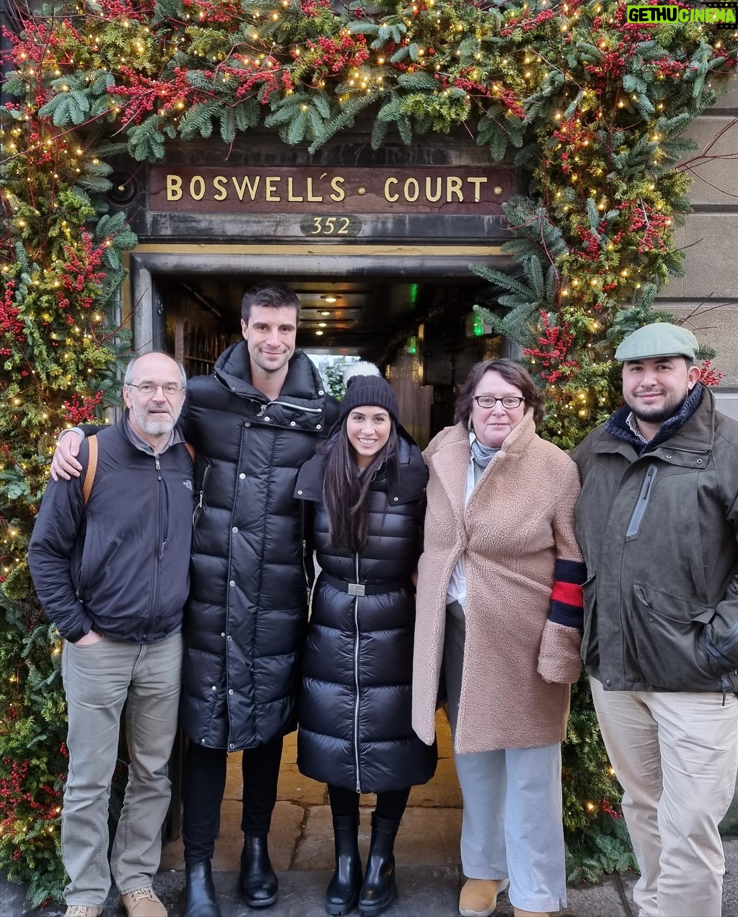 Lauren Gottlieb Instagram - Christmas in Edinburgh πβ₯οΈπ
π» Surrounded by so much love!!! Merry Christmas to you all π β₯οΈ @newinflux @canigoulodge @sushi_and_haggis #christmas #2022 #edinburgh #scotland #snowy #merrychristmas