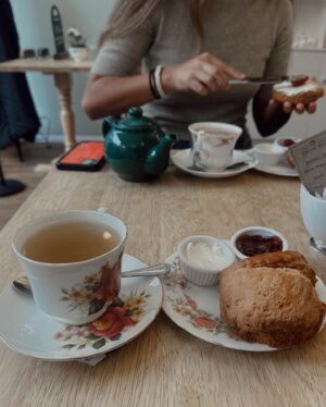 Lauren Kettering Instagram - My cup of tea 🫖🇬🇧