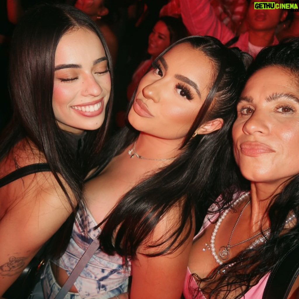 Lauren Kettering Instagram - bryson tiller with the girlssss🎀🩶⭐️