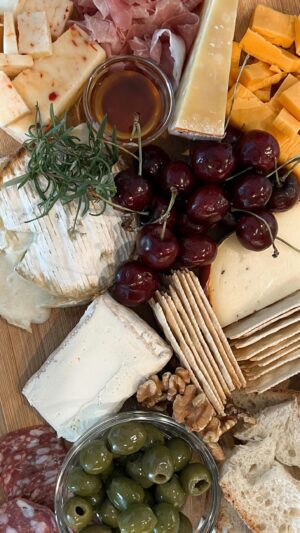 Lauren Luthringshausen Instagram - A quick last min cheese board before my friends bite my damn fingers off!! Gotta start making more ~fall~ vibe boards but here are my go to tips   tricks! 
🧀: obvi get an assortment, a couple soft cheeses, medium, hard 
🧀: face your cheese outward so your guests aren’t awkwardly cutting into the board 
🧀: use whatever leftover fruit & nuts you have to fill the gaps 
🧀: Trader Joe’s spicy honey is a hit with the soft cheeses! 
🧀: pre-cut your hard cheese for easy munching! 
🧀: prepare before your guests arrive so cheese is about room temp & so you’re not rushing to feed your hangry friends like me! 
#cooking #cheeseboard #howto