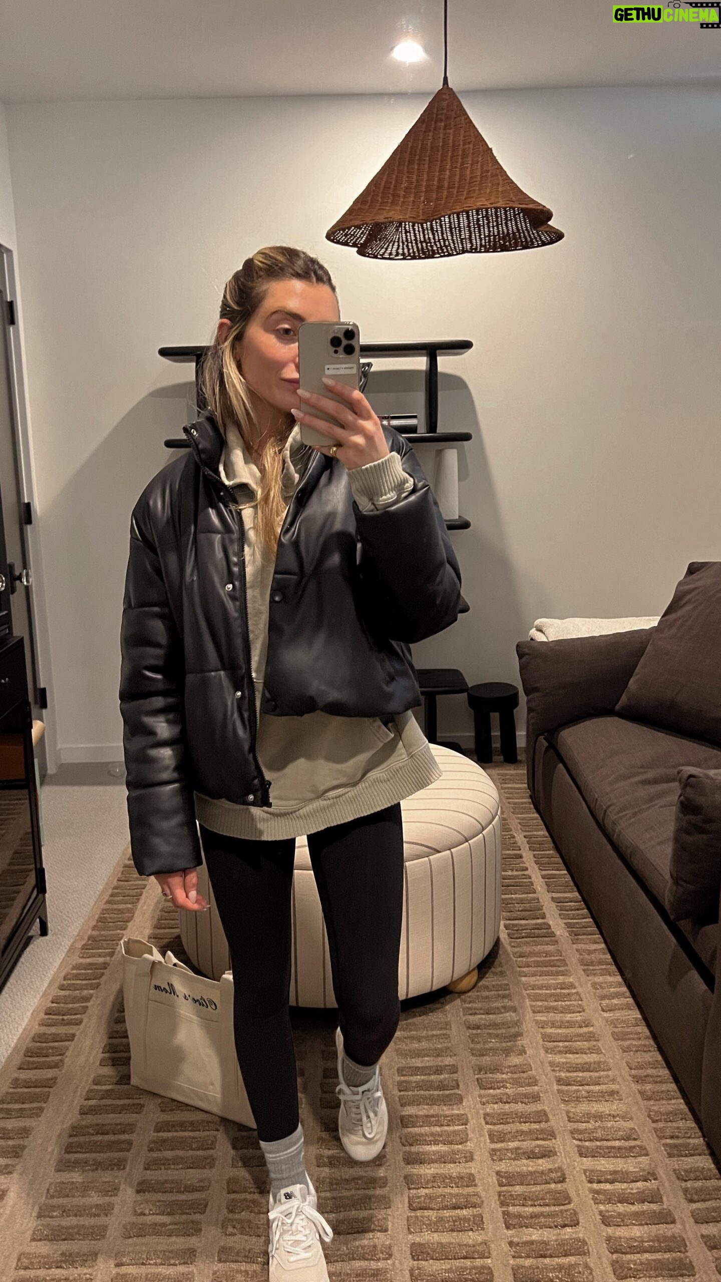 Lauren Luthringshausen Instagram - professional at making pajamas look decent 🫡 hoodie: @elwoodclothing bag: @shopabbode diaper bag: @calpak . #mom #ootd #style #getdressed #casual