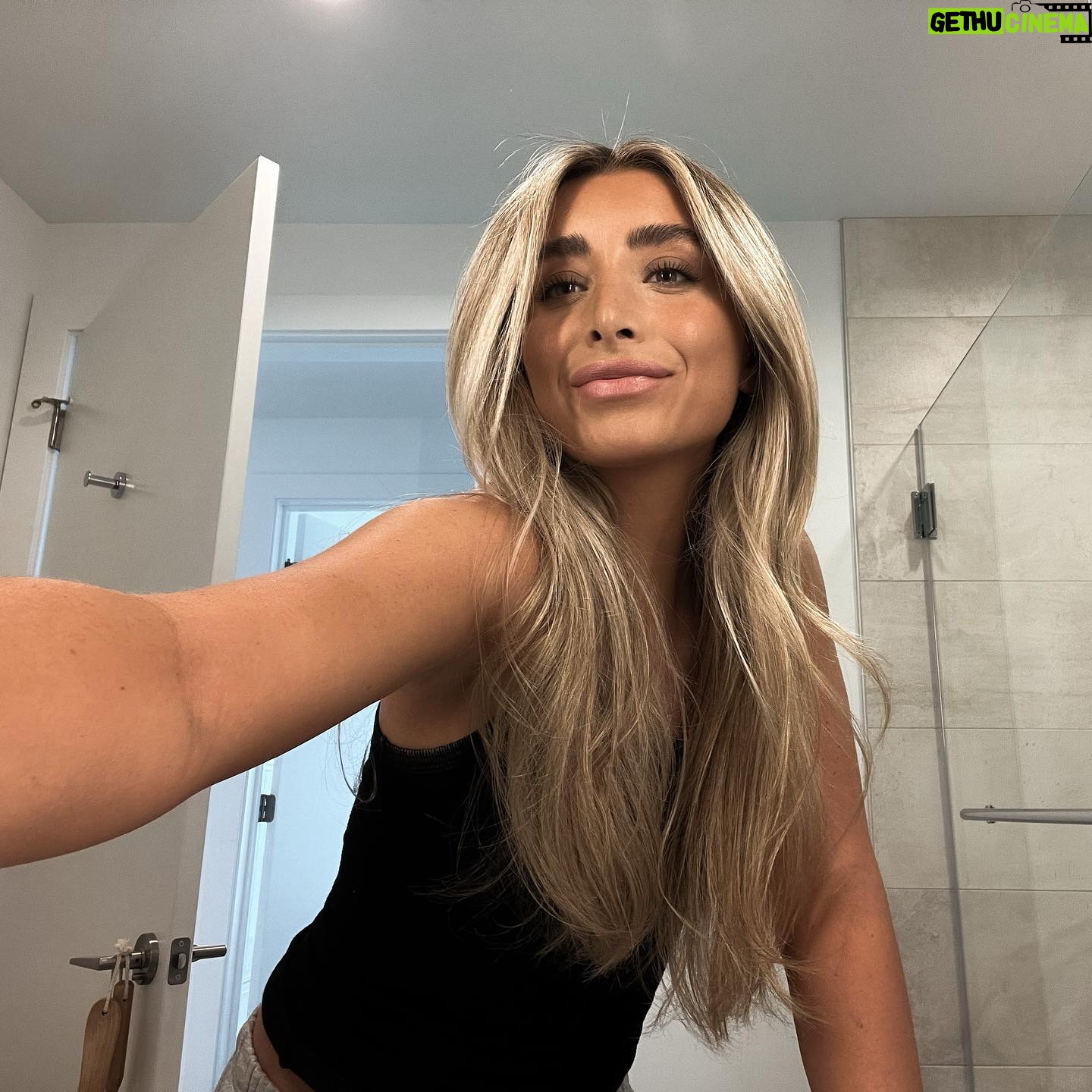Lauren Luthringshausen Instagram - preview of this weeks vlog: π€ π
πΌπ―ββοΈ