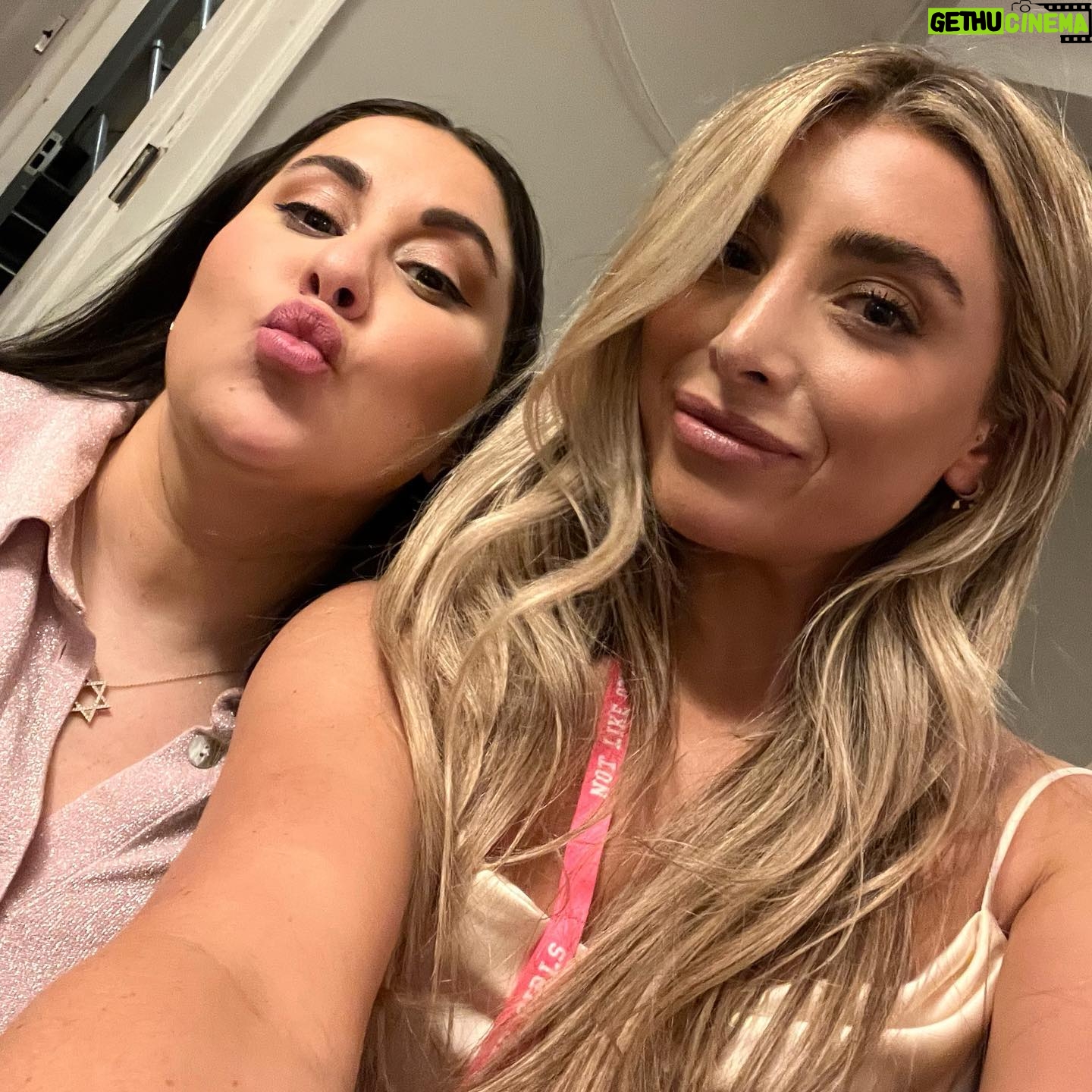 Lauren Luthringshausen Instagram - preview of this weeks vlog: π€ π
πΌπ―ββοΈ