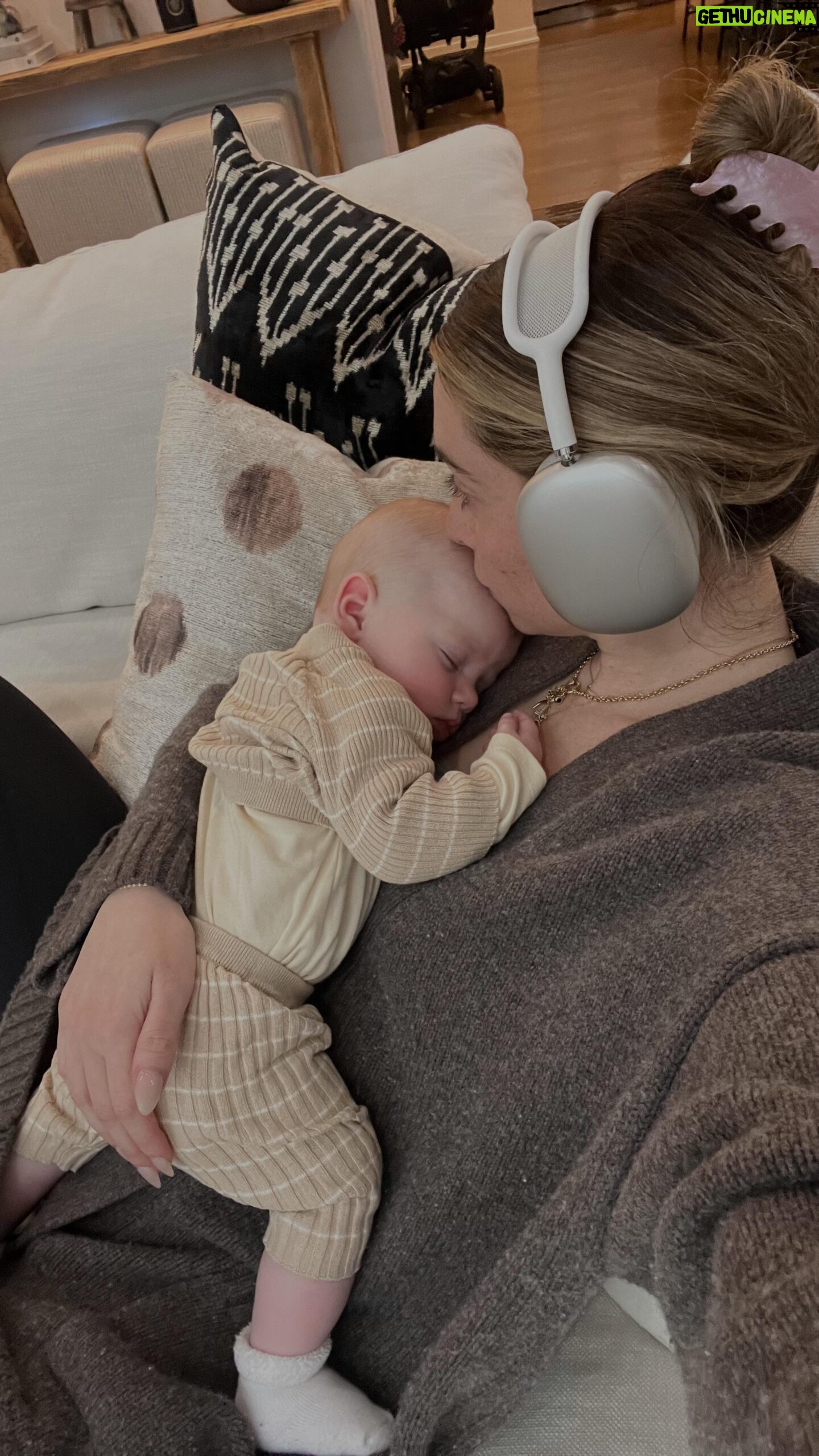 Lauren Luthringshausen Instagram - I THINK I LIKE THIS LITTLE LI- Ahem, The mama learning never stops but it’s bc we’re quite literally superior humans imo 💪🏻 @ritual (use my code) #ritualpartner #momlife #sahm #lifestyle #dayinthelife #chicago