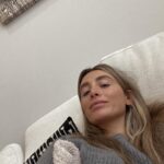 Lauren Luthringshausen Instagram - So you’re gonna invent binge watching television then take it away? Okay gaslight. ✋🏼💩 . . #talkingshit #baby #mom #loveisblind #hair #netflix #drama #tea #sahm #recap #grwm #home