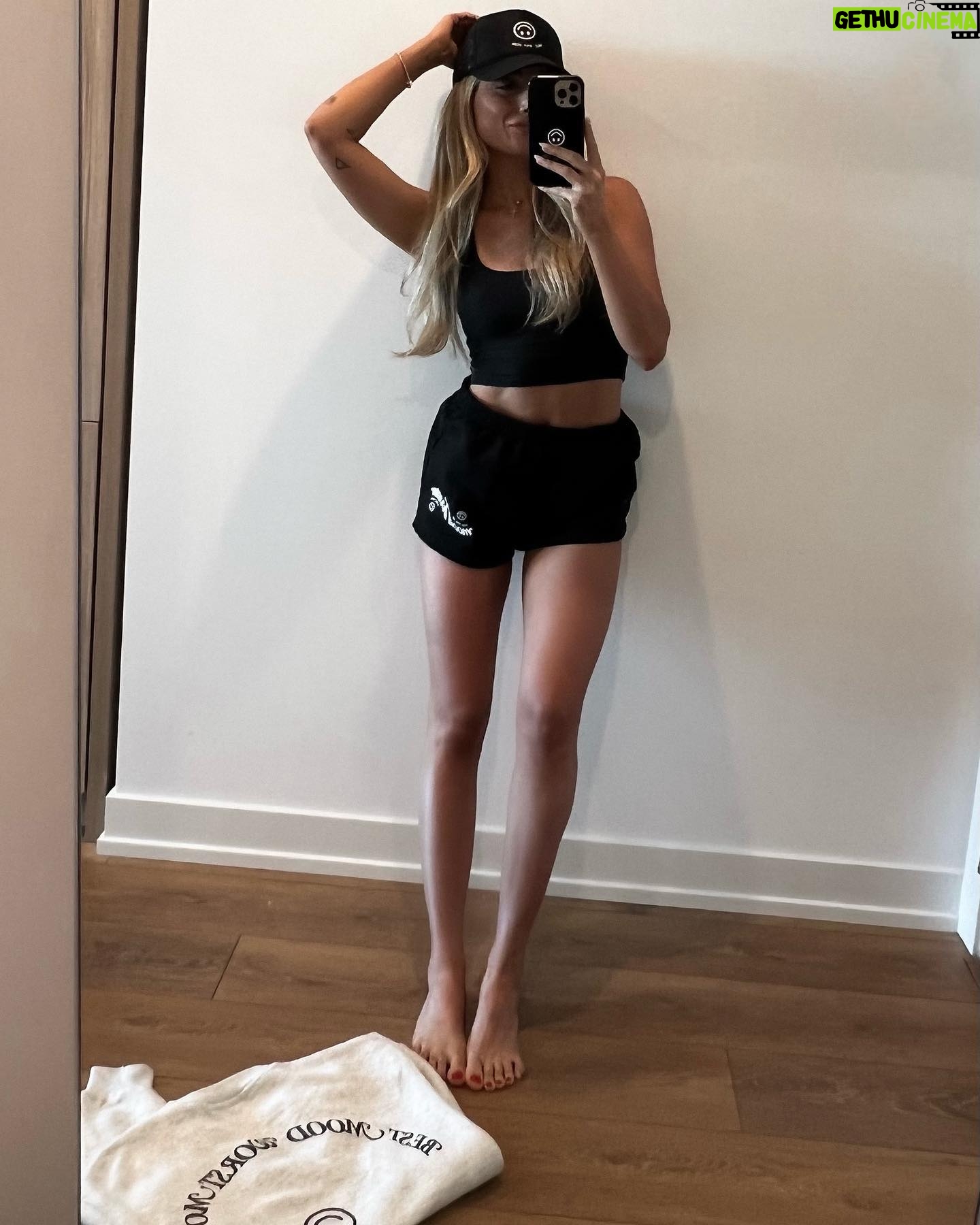 Lauren Luthringshausen Instagram - BOOST YOUR MOOD 🙃Shop now && new vlog && new podcast && nashville 🙃