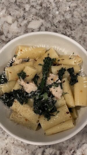 Lauren Luthringshausen Instagram - Gorgeous gorgeous girls love getting their greens through pasta 👩🏼‍🍳🤌🏼 Full recipe if you want to make (it’s sooo good) on my site! LaurenElizabeth.Co 🤍