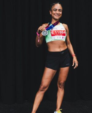 Lauren Ridloff Instagram - Happy #medalmonday! The hard work paid off and I felt like the miles flew by (at least some of them!). Thank you to @brooksrunning @alisondesir @hansonsbrooksodp and @chimarathon for the training, support and an incredible race weekend, and most importantly to my FAMILY for cheering me on every step of the way 🤟🏽🤟🏽I’m already wondering what my next marathon will be…

📸 @jayhallphotos