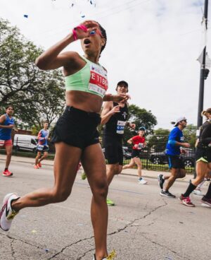 Lauren Ridloff Instagram - Happy #medalmonday! The hard work paid off and I felt like the miles flew by (at least some of them!). Thank you to @brooksrunning @alisondesir @hansonsbrooksodp and @chimarathon for the training, support and an incredible race weekend, and most importantly to my FAMILY for cheering me on every step of the way 🤟🏽🤟🏽I’m already wondering what my next marathon will be…

📸 @jayhallphotos