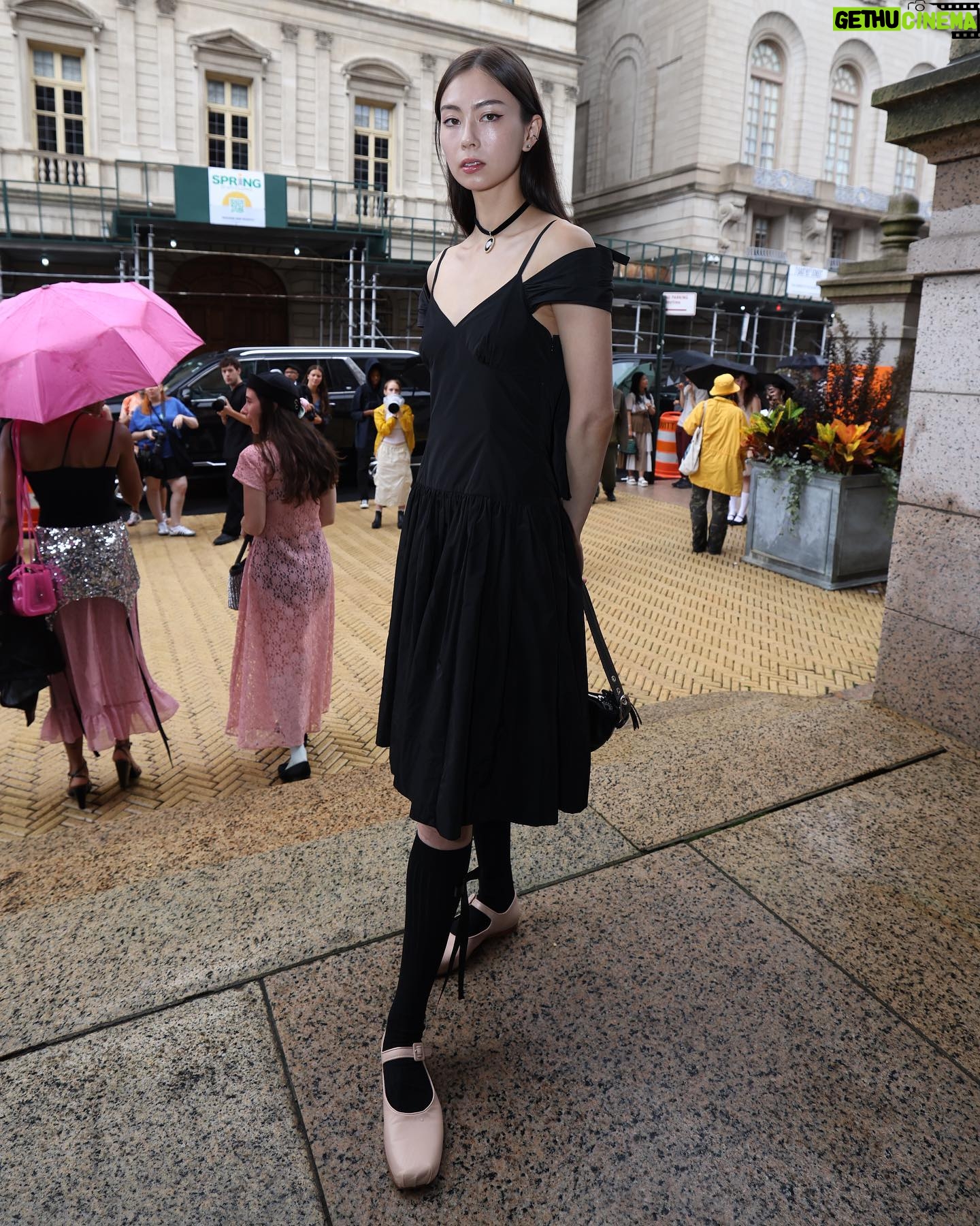 Lauren Tsai Instagram - yesterday in nyc @sandyliang 🖤