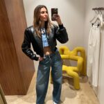 Laury Thilleman Instagram – Ma pellicule me prouve que je porte ce jog violet un peu trop souvent🦄 du coup j’ai été faire du shopping et j’ai bien failli repartir avec le siège de la cabine 👔👖🛋️ tandis que @marinelorphelin_off ne désespère pas m’apprendre le ban bourguignon 👋🏻 la dernière ces kdo 🥷