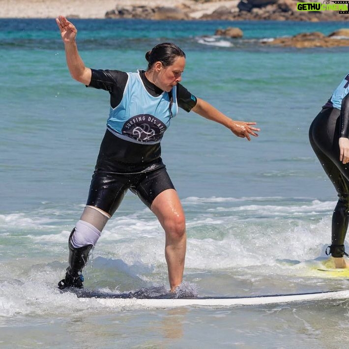 Laury Thilleman Instagram - Merci d’avoir fait battre mon cœur si fort hier 🩵🏄♂️ Avoir une passion c’est fantastique mais pouvoir la transmettre c’est encore plus magique ✨ Merci @handi__surf @surfing_abers d’avoir rendu cela possible à toutes les personnes en situations de handicap 🙌🏼 Vous m’avez tous littéralement scotché par votre force et détermination 🥹 vivement les prochaines 🌊 Merci @sebastiendelaunayphotographie d’avoir immortalisé ces souvenirs 📷