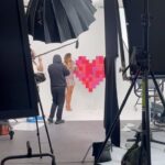 Laury Thilleman Instagram - Célébrer l’Amour sous toutes ses formes 💌 c’est ce que @theofficialpandora m’a permis de vivre en me glissant des mots de mes proches par surprise et tout au long de cette journée 🥹🥹❤️ C’est gravé à vie ✨ Merci mon Bouddha Juju 🧘‍♀️, Papa, ma fée Laurette 🧚‍♀️, mon ange gardien Vincent 👼 ps : en plus de ca on a eu le droit a un appel de Julia R j’ai eu le droit de garder mes tâches de rousseurs pour cette campagne Saint Valentin 🫠🎀 #BeLove #ShotForPandora