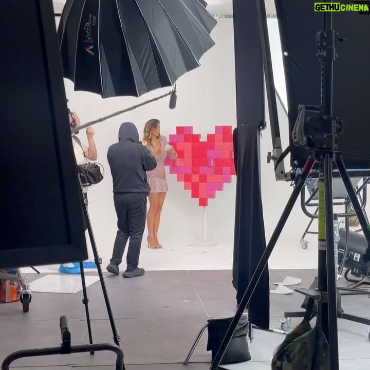 Laury Thilleman Instagram - Célébrer l’Amour sous toutes ses formes 💌 c’est ce que @theofficialpandora m’a permis de vivre en me glissant des mots de mes proches par surprise et tout au long de cette journée 🥹🥹❤️ C’est gravé à vie ✨ Merci mon Bouddha Juju 🧘♀️, Papa, ma fée Laurette 🧚♀️, mon ange gardien Vincent 👼 ps : en plus de ca on a eu le droit a un appel de Julia R j’ai eu le droit de garder mes tâches de rousseurs pour cette campagne Saint Valentin 🫠🎀 #BeLove #ShotForPandora