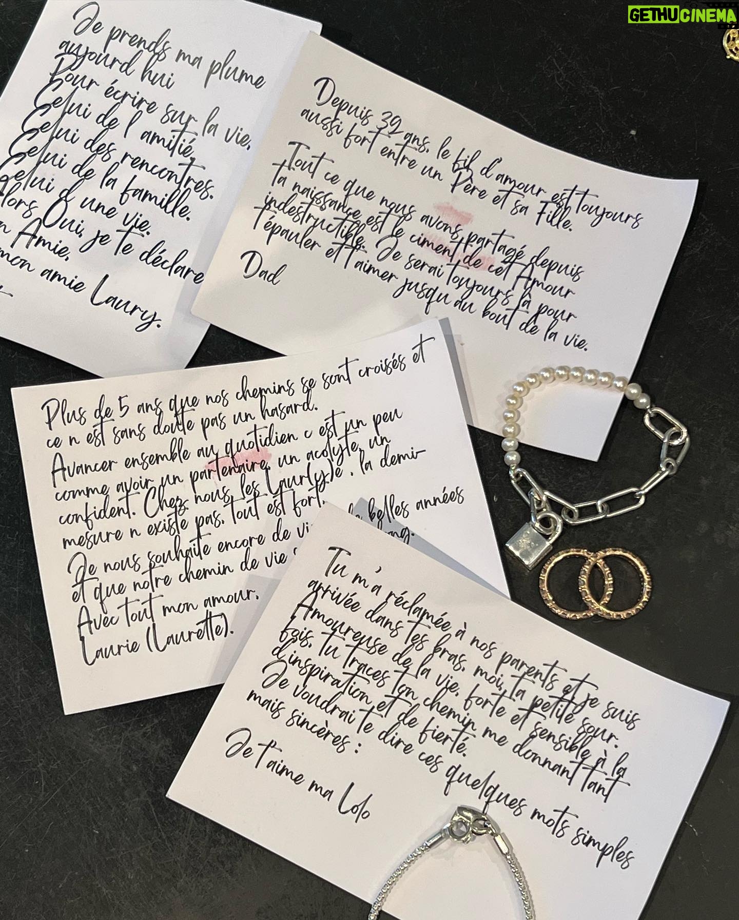 Laury Thilleman Instagram - Célébrer l’Amour sous toutes ses formes 💌 c’est ce que @theofficialpandora m’a permis de vivre en me glissant des mots de mes proches par surprise et tout au long de cette journée 🥹🥹❤️ C’est gravé à vie ✨ Merci mon Bouddha Juju 🧘♀️, Papa, ma fée Laurette 🧚♀️, mon ange gardien Vincent 👼 ps : en plus de ca on a eu le droit a un appel de Julia R j’ai eu le droit de garder mes tâches de rousseurs pour cette campagne Saint Valentin 🫠🎀 #BeLove #ShotForPandora