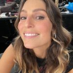 Laury Thilleman Instagram - Célébrer l’Amour sous toutes ses formes 💌 c’est ce que @theofficialpandora m’a permis de vivre en me glissant des mots de mes proches par surprise et tout au long de cette journée 🥹🥹❤️ C’est gravé à vie ✨ Merci mon Bouddha Juju 🧘‍♀️, Papa, ma fée Laurette 🧚‍♀️, mon ange gardien Vincent 👼 ps : en plus de ca on a eu le droit a un appel de Julia R j’ai eu le droit de garder mes tâches de rousseurs pour cette campagne Saint Valentin 🫠🎀 #BeLove #ShotForPandora