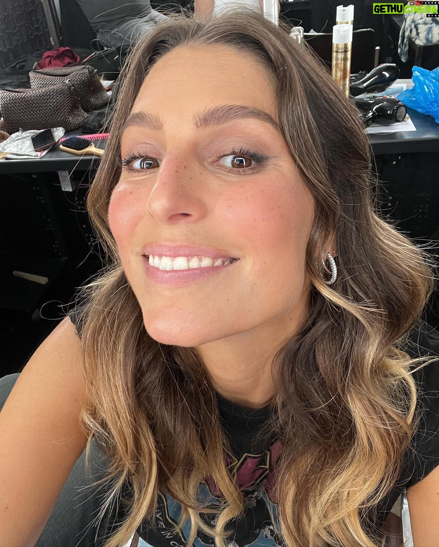 Laury Thilleman Instagram - Célébrer l’Amour sous toutes ses formes 💌 c’est ce que @theofficialpandora m’a permis de vivre en me glissant des mots de mes proches par surprise et tout au long de cette journée 🥹🥹❤️ C’est gravé à vie ✨ Merci mon Bouddha Juju 🧘♀️, Papa, ma fée Laurette 🧚♀️, mon ange gardien Vincent 👼 ps : en plus de ca on a eu le droit a un appel de Julia R j’ai eu le droit de garder mes tâches de rousseurs pour cette campagne Saint Valentin 🫠🎀 #BeLove #ShotForPandora