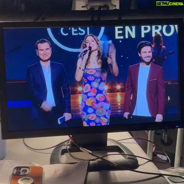 Laury Thilleman Instagram - Let’s gooo 🔥 pour ce premier stop à Aix en Provence j’ai eu la droit a une petite assistante 👧🏻🎤 et la visite de ma petite famille 💜 Le Grand Concert des Régions c’est ce soir 21h10 sur @france3 ✨