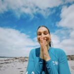 Laury Thilleman Instagram - Aussitôt reçue aussitôt adoptée 🌊🧜‍♀️ Merci et bravo @billabong x @coralgardeners pour cette superbe collaboration en faveur des récifs coralliens 🪸 Le saviez vous ? Plus de la moitié de l’oxygène que nous respirons provient de l’océan, alimenté par un écosystème de récifs sain. Les récifs coralliens constituent l’un des écosystèmes les plus diversifiés et les plus précieux de notre planète bleue. D’ici 2050, au rythme actuel, on estime que 90 % des récifs coralliens de la planète seront détruits en raison du changement climatique. C’est la raison pour laquelle Billabong apporte son soutien aux actions de Coral Gardeners qui a déjà participé à la préservation de d’un hectare de récifs en replantant 100 870 coraux dans dans l’océan de la Polynésie française aux Fidji 🙌🏼 #SaveTheReef #CoralGardeners #BillabongAdventureDivision *Produits Offerts