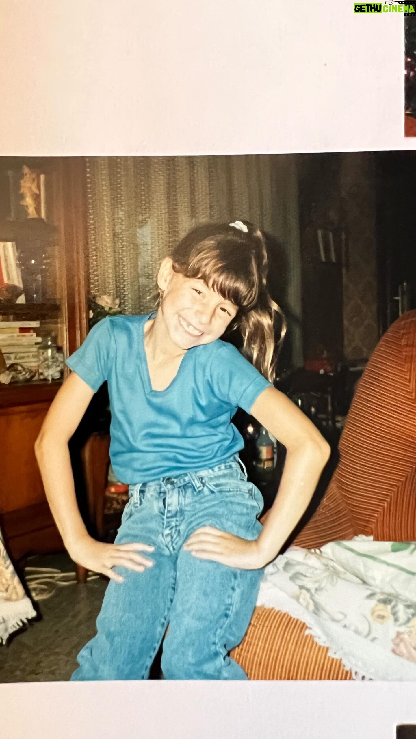 Laury Thilleman Instagram - 32 ans de vie résumé en un bracelet 🥹📿 et vous quel est votre souvenir de vie le plus précieux ? @theofficialpandora #moments #shotforpandora