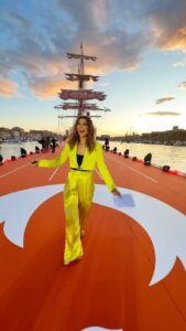Laury Thilleman Instagram - trop d’émotions en une soirée 🔥🇫🇷 @paris2024 @francetelevisions Avec en prime avec une belle récompense au réveil : vous étiez 1M9 à vivre cette soirée avec nous sur France 2 ❤️ MERCI ❤️