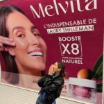 Laury Thilleman Instagram – Maman, je suis dans le métro 🚇 😲

Love à toute la team @melvitaofficial pour toute la force déployée pour cette campagne, cette gamme incroyable, sa compo fabuleuse et désormais rechargeable 🌱✨♻️

*Collaboration commerciale
