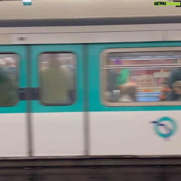 Laury Thilleman Instagram - Maman, je suis dans le métro 🚇 😲 Love à toute la team @melvitaofficial pour toute la force déployée pour cette campagne, cette gamme incroyable, sa compo fabuleuse et désormais rechargeable 🌱✨♻️ *Collaboration commerciale