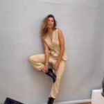 Laury Thilleman Instagram – Mieux vaut tard que jamais, alors merci à tous ceux qui ont ravi et saupoudré de paillettes cette année 2023 ❤️🌈✨