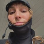 Laury Thilleman Instagram – Ma pellicule me prouve que je porte ce jog violet un peu trop souvent🦄 du coup j’ai été faire du shopping et j’ai bien failli repartir avec le siège de la cabine 👔👖🛋️ tandis que @marinelorphelin_off ne désespère pas m’apprendre le ban bourguignon 👋🏻 la dernière ces kdo 🥷
