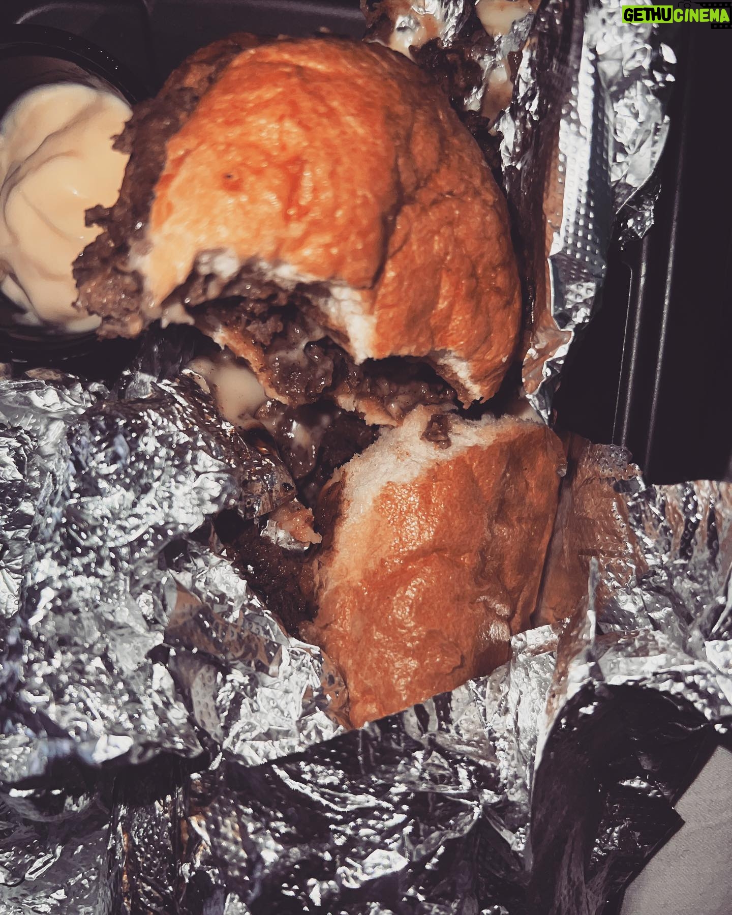 Lauryn McClain Instagram - weekly dump. literally. (7th slide)