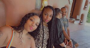 Lauryn McClain Instagram - “MOM TAKE A PICTURE W US YOU CAN LOVE DAD LATER”