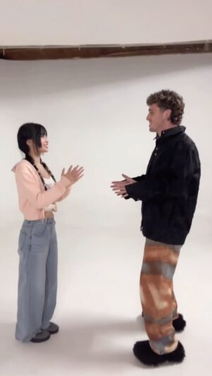 Lauv Instagram - #MOMO is #Lauv‘s dance teacher for the day💃

@lauvsongs 
#TWICE #트와이스 #모모
#WithYOUth❤‍🔥 #ONESPARK💥
