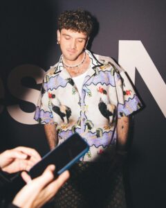 Lauv Instagram - He’s handsome @bazzi last slide haha me I’m just a lil chicken x slay photos by @blackprints @spotify u run the world x