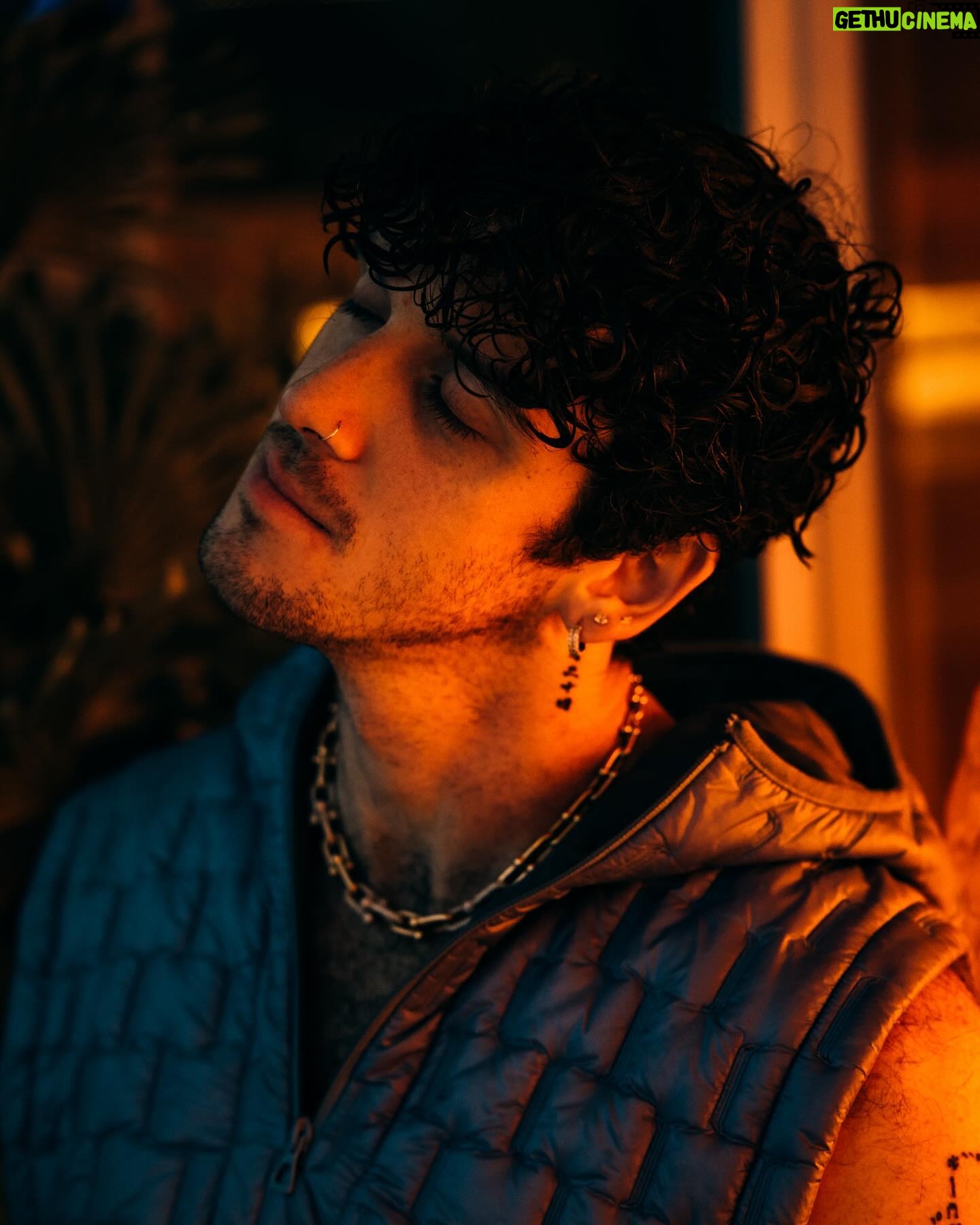 Lauv Instagram - Aye lil mama lemme whisper in ur ear 😘