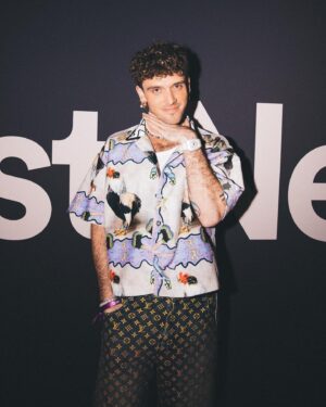 Lauv Instagram - He’s handsome @bazzi last slide haha me I’m just a lil chicken x slay photos by @blackprints @spotify u run the world x