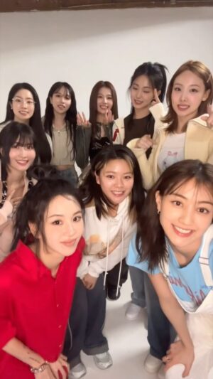 Lauv Instagram - What is LAUV? ✨💕
@lauvsongs 

#TWICE #트와이스 #Lauv 
#WithYOUth #ONESPARK
