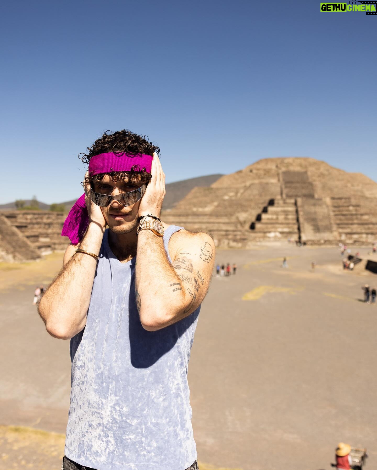 Lauv Instagram - Mexico was one of my favorite places to visit (lol Molly in Mexico), and that’s because the soul and culture is so alive and I feel it literally bleeding out of the streets and I love and respect that level of passion so much. Take me back to Mexico City! I need more time there…