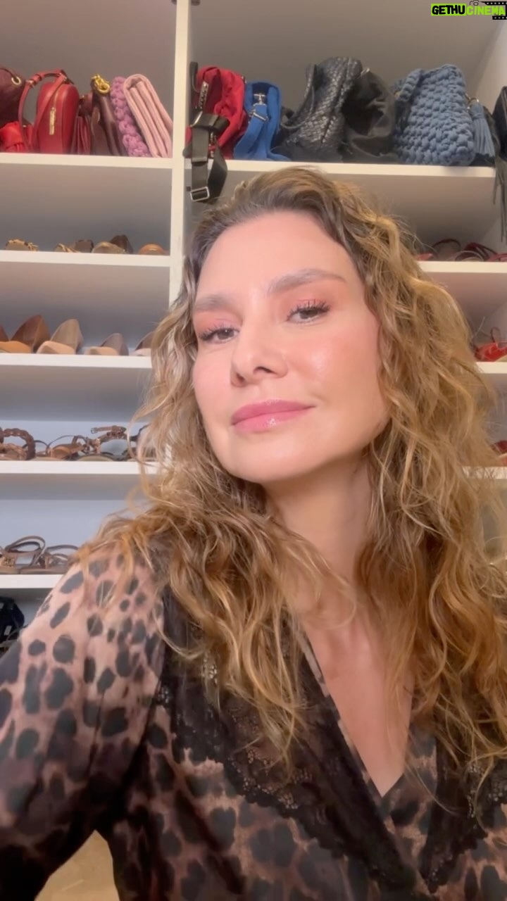 Lavínia Vlasak Instagram - Nunca havia usado essa cor de sombra sozinha..ainda fico na dúvida. 🤔 O que vcs acharam? 🙂❤️🙃 O que usei: - Clinique pep-start Eye - creme de olhos - Bronzer em bastão Fenty Beauty - Base forever skin glow Dior - Afterglow lip balm Nars (dolce Vita) - Máscara de cílios Sisley - Primer pra cílios Dior - Paleta de sombra Nars - Lápis labial - Lápis de sobrancelha Goof Proof Brow #duvidanamake #make