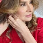 Lavínia Vlasak Instagram – Vista-se com a sua melhor roupa, passe o seu melhor batom, coloque seu melhor perfume, calce o seu melhor sapato, tome uma dose de desapego, saia para ser divertir e volte com a bolsa cheia de amor próprio.

Boa sexta!