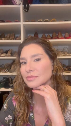 Lavínia Vlasak Instagram - Use a maquiagem para realçar a sua beleza e não para esconder quem você realmente é. #BoaTerça 🥰💄