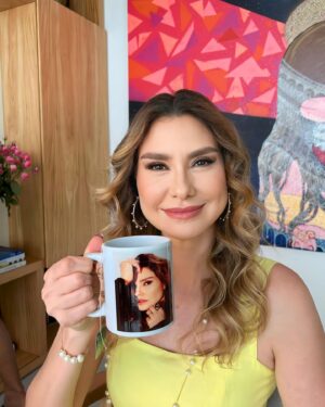 Lavínia Vlasak Instagram - Um chá, uma boa make e boas energias! Tudo que precisamos! 

Boa quarta feira galera ❤️