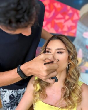 Lavínia Vlasak Instagram - Um chá, uma boa make e boas energias! Tudo que precisamos! 

Boa quarta feira galera ❤️
