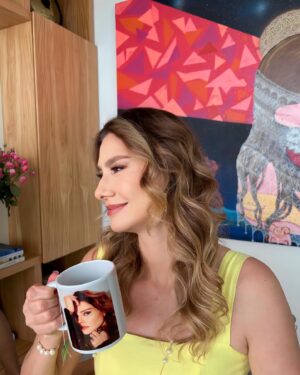 Lavínia Vlasak Instagram - Um chá, uma boa make e boas energias! Tudo que precisamos! 

Boa quarta feira galera ❤️