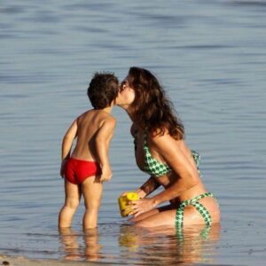 Lavínia Vlasak Instagram - Um #Tbt na praia flagrada por um paparazzi 📸