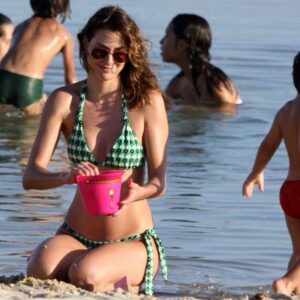 Lavínia Vlasak Instagram - Um #Tbt na praia flagrada por um paparazzi 📸
