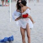 Lavínia Vlasak Instagram - Um #Tbt na praia flagrada por um paparazzi 📸