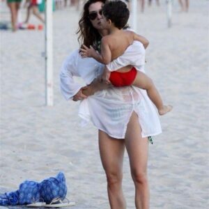 Lavínia Vlasak Instagram - Um #Tbt na praia flagrada por um paparazzi 📸